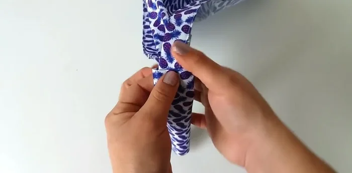 Meter el otro extremo de la pieza grande y coser para asegurar.