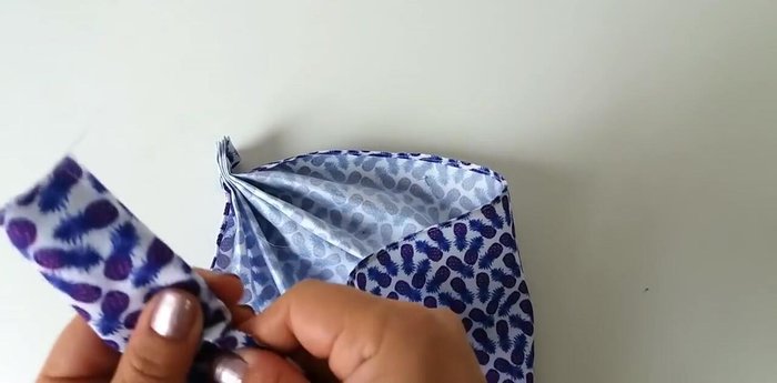 Meter el otro extremo de la pieza grande y coser para asegurar.