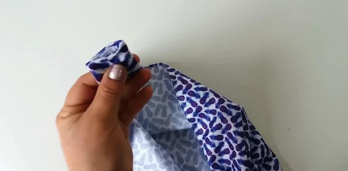 Meter el otro extremo de la pieza grande y coser para asegurar.