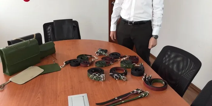 Asegura la resistencia del material a la humedad y a los productos de limpieza.