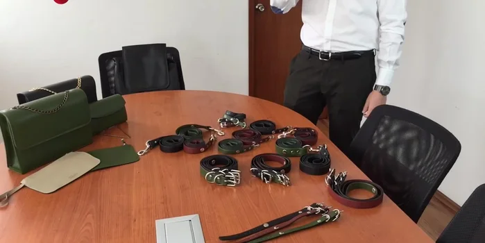 Asegura la resistencia del material a la humedad y a los productos de limpieza.