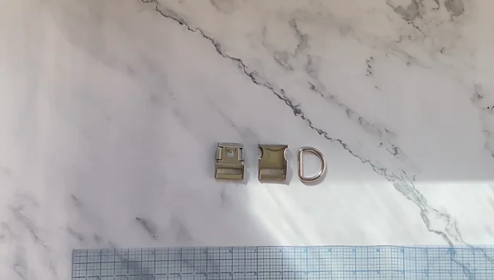 Medir y unir el cordón de inicio a la otra mitad de la hebilla: Medir 15 pulgadas (o la longitud deseada según la hoja de trucos) de cordón de inicio y unirlo a la otra mitad de la hebilla usando otro nudo de cabeza de alondra doble.