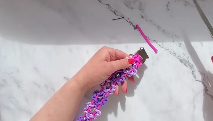 Finalizar el micro núcleo: Usar alicates para sujetar y cortar los extremos del micro núcleo, sellando el final con calor.