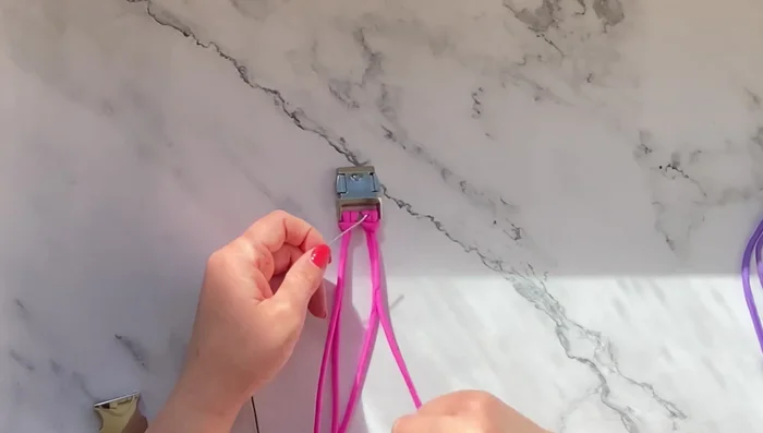 Preparar el cordón para cuentas: Crear un nudo de cabeza de alondra simple en un extremo del micro núcleo para asegurar las cuentas.