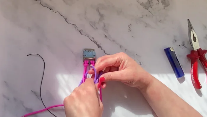 Terminar las flores: Después de cada flor, cortar y quemar los extremos de las hebras para sellarlos y evitar que se deshilachen. Asegurar que los extremos queden lisos.