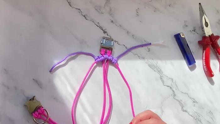 Terminar las flores: Después de cada flor, cortar y quemar los extremos de las hebras para sellarlos y evitar que se deshilachen. Asegurar que los extremos queden lisos.