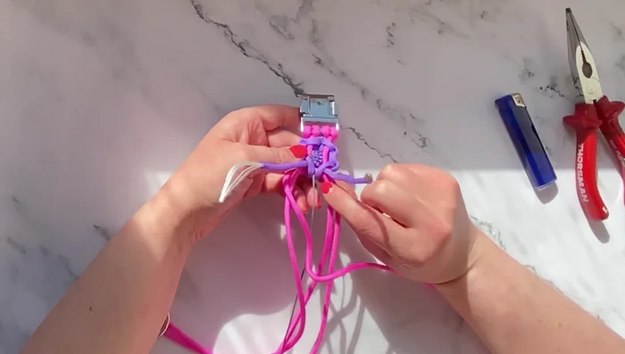 Terminar las flores: Después de cada flor, cortar y quemar los extremos de las hebras para sellarlos y evitar que se deshilachen. Asegurar que los extremos queden lisos.