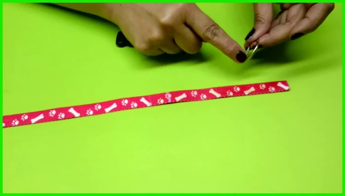 Colocar la media luna y el tip top: Medir 2 cm desde la última línea (15cm) hacia adentro. Colocar la media luna en la línea, la parte ovalada hacia la derecha de la cinta. Colocar el tip top en la misma línea, también hacia la derecha.