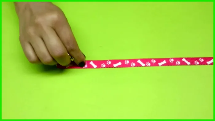 Colocar el regulador: Colocar el regulador por el lado derecho de la cinta, voltear y colocarlo de abajo hacia arriba y luego hacia abajo. Repetir con el tip top macho.