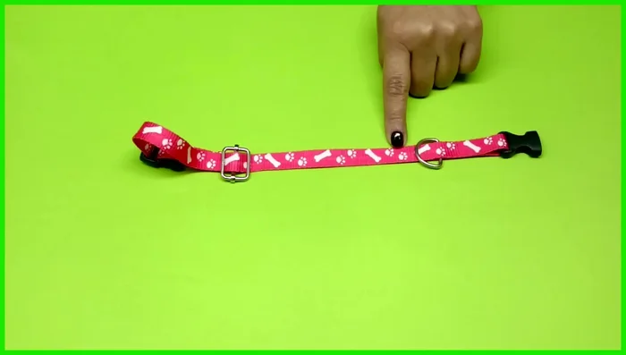 Marcar la posición de los seguros: Medir 1 cm desde los bordes doblados y marcar un punto en el medio. Repetir en la zona del regulador.