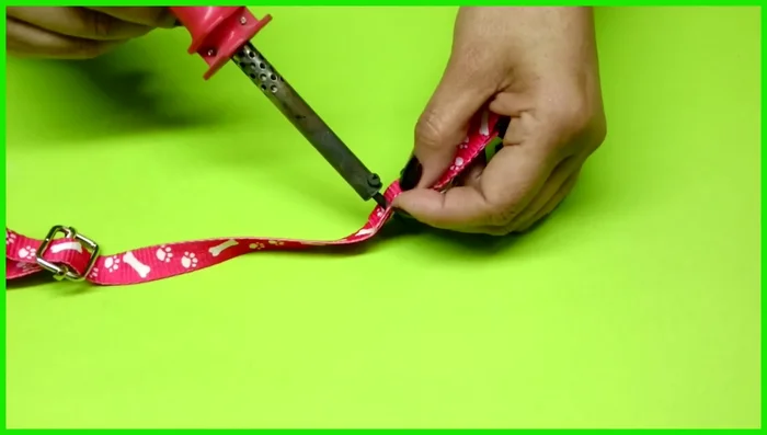 Hacer los agujeros: Hacer los agujeros con cuidado usando el cautín en los puntos marcados.