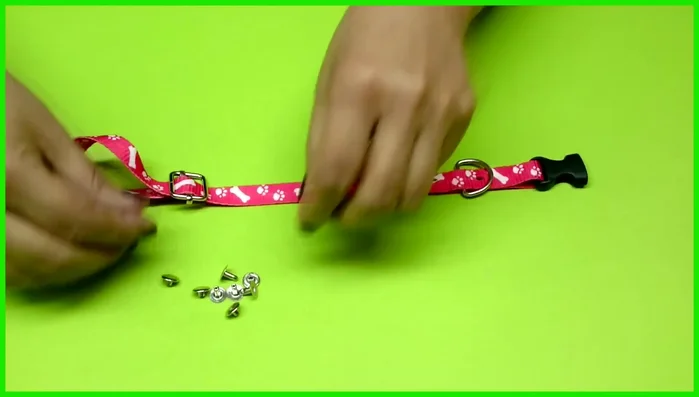 Colocar los remaches: Colocar la parte macho del remache por el revés de la cinta (de abajo hacia arriba). Colocar la parte hembra (ovalada) encima.