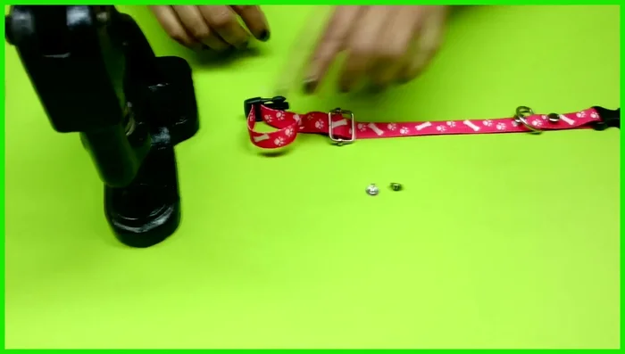 Remachar: Utilizar una máquina remachadora para asegurar los remaches. Asegurarse de colocar el remache correctamente en la máquina antes de remachar.