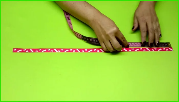 Medir y marcar la cinta: Medir 15 cm de izquierda a derecha y marcar con tiza. Luego, medir 5 cm de derecha a izquierda.