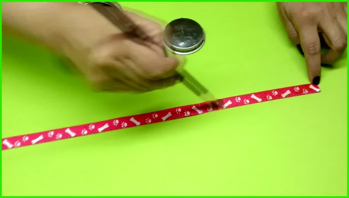 Encolar la cinta: Aplicar pegamento en las áreas marcadas. Esperar 10 minutos a que seque.