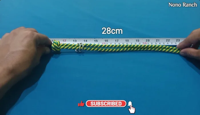 Ajustar el segundo nudo doble para que quede firme y con la medida correcta.