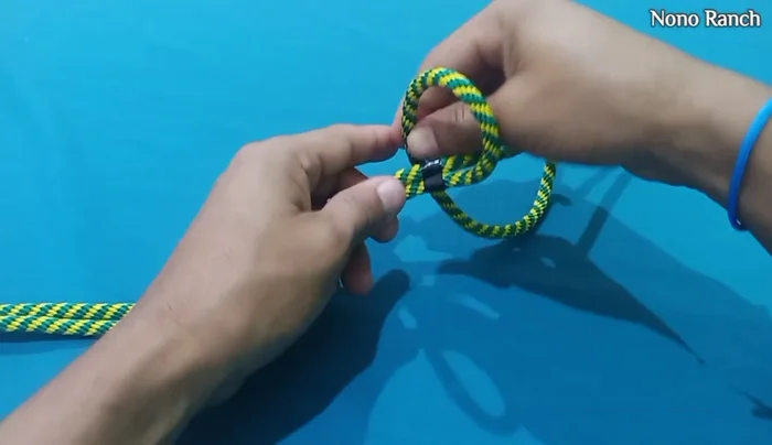 Ajustar el segundo nudo doble para que quede firme y con la medida correcta.