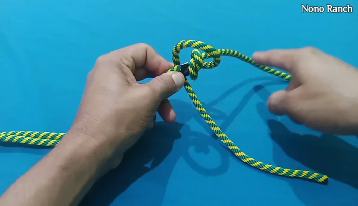 Ajustar el segundo nudo doble para que quede firme y con la medida correcta.