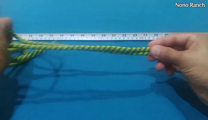 Doblar la soga a la mitad y medir 6 centímetros desde el doblez.