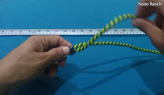 Ajustar el nudo para que quede firme y con la medida correcta.