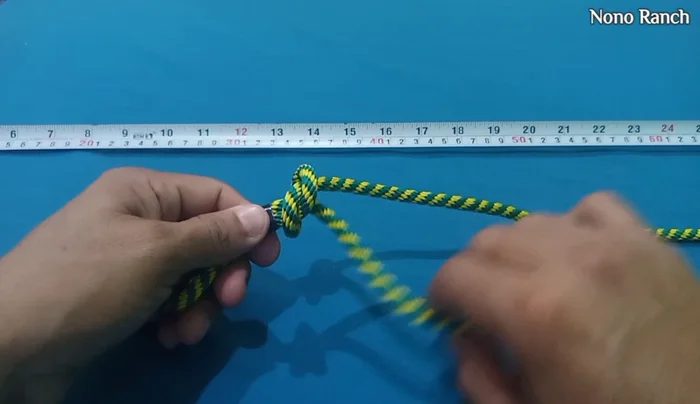 Ajustar el nudo para que quede firme y con la medida correcta.