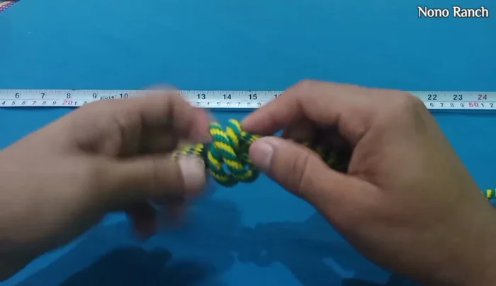 Ajustar el nudo para que quede firme y con la medida correcta.