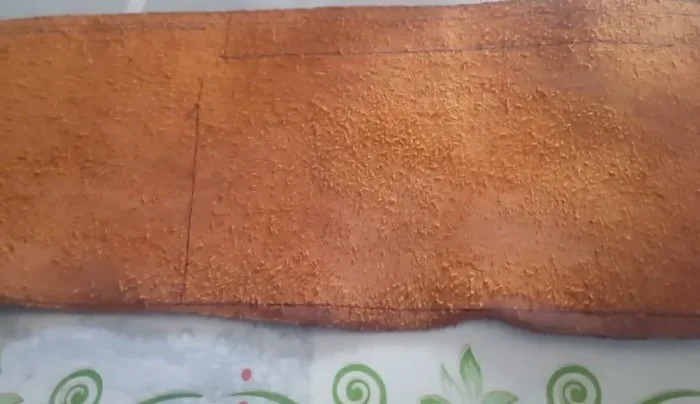 Dividir el rectángulo por la mitad (opcional, para mayor resistencia). Unir ambas mitades con pegamento para cuero, presionando firmemente y dejando secar con peso encima.