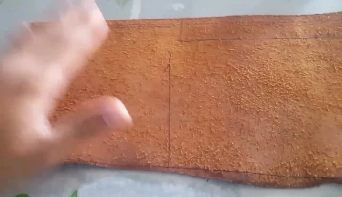 Cortar el rectángulo de cuero.