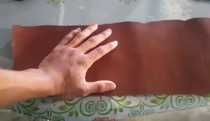 Pasar las medidas al cuero y marcar con el lapicero un rectángulo. Dejar unos 10 cm extra para que no ajuste demasiado.