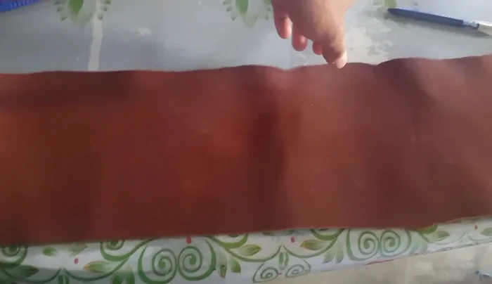 Pasar las medidas al cuero y marcar con el lapicero un rectángulo. Dejar unos 10 cm extra para que no ajuste demasiado.