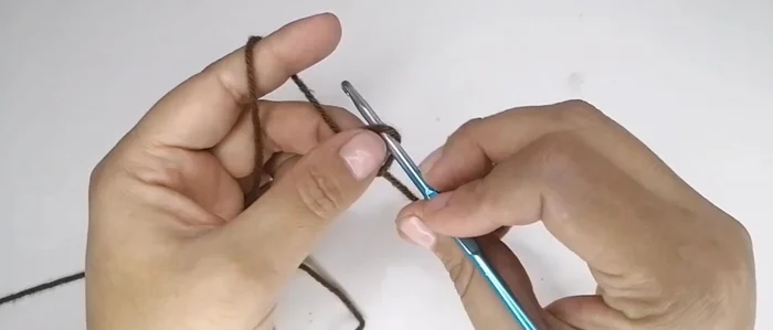 Cuarta vuelta: Subir 3 cadenas, dar vuelta al tejido. Tejer un punto alto, un punto alto, un aumento (2 puntos altos en un punto) en cada grupo de 3 puntos. Repetir hasta el final.