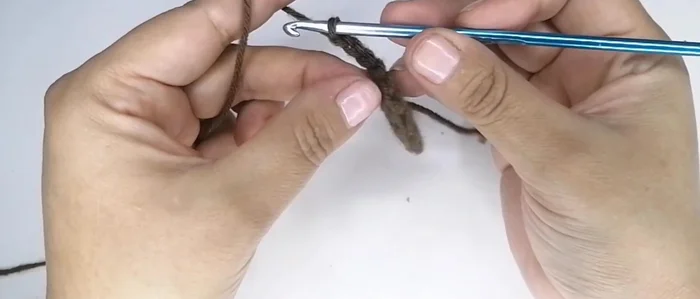 Cuarta vuelta: Subir 3 cadenas, dar vuelta al tejido. Tejer un punto alto, un punto alto, un aumento (2 puntos altos en un punto) en cada grupo de 3 puntos. Repetir hasta el final.