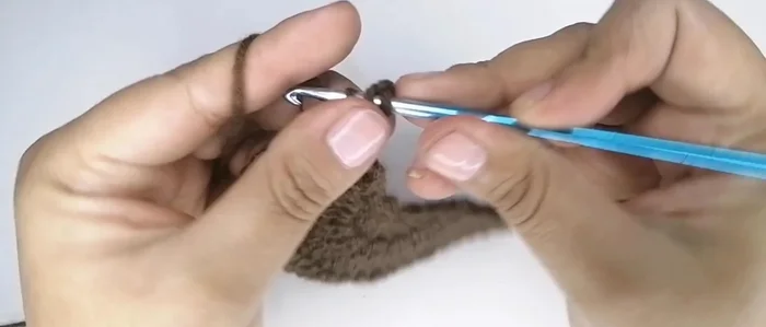 Tejer puntos bajos alrededor del tejido hasta completar la vuelta.