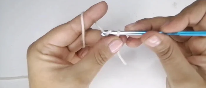 Para el lacito: Con hilo del mismo color o un color contrastante, tejer 10 puntos medios altos. Cerrar y fruncir para formar un lacito en el centro. Asegurar con un nudo.