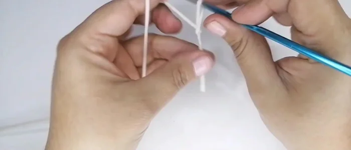 Hacer los botones: Hacer un aro mágico, subir 1 cadena, tejer 10 puntos bajos, cerrar el aro. Repetir para el segundo botón.