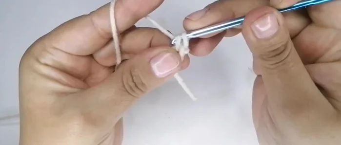 Coser o pegar los botones a los extremos del collar.