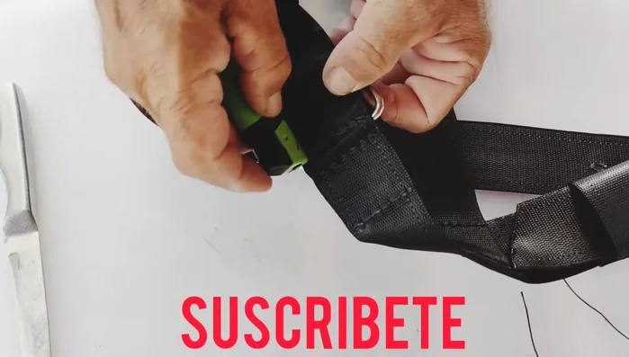 Colocar la anilla en forma de D y asegurarla firmemente.