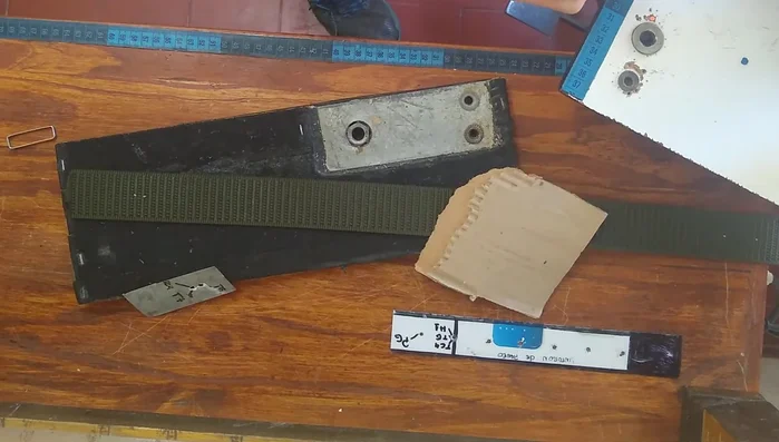 Realizar los ojales en la cinta usando la máquina remachadora sobre un cartón para proteger la cinta.