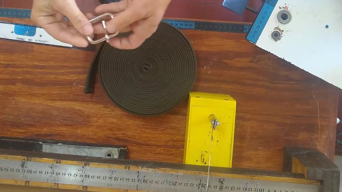 Marcar la cinta para los ojales y la hebilla. Se utiliza una regla de marcado para asegurar la precisión.