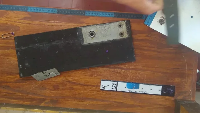 Colocar los ojales en la cinta. La ubicación es a ojo, basándose en la experiencia.