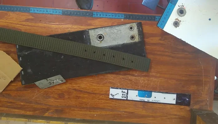 Cerrar los remaches con la máquina remachadora, aplicando fuerza.