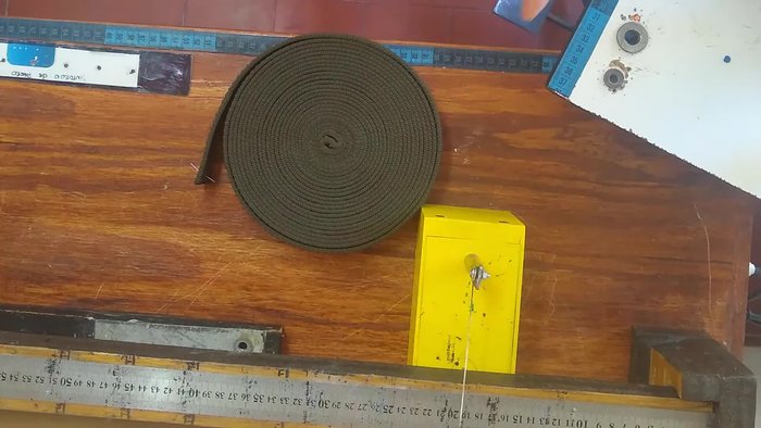 Cortar la cinta Nato a 78cm. Utilizamos una máquina para cortar la cinta de manera rápida y precisa.