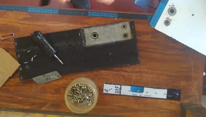 Cerrar los remaches con la máquina remachadora, aplicando fuerza.