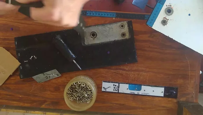 Insertar el pasador en la hebilla y los ojales, uniendo ambas partes del collar.