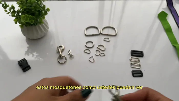 Inspeccionar los mosquetones: Verificar que tengan un sistema de resorte funcional que permita un cierre y apertura suaves, sin trabas.