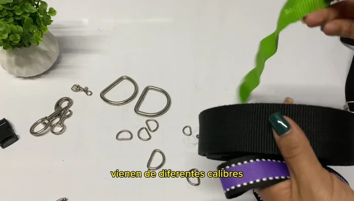 Elegir riatas adecuadas: Utilizar riatas de nylon resistentes para perros grandes y riatas de material morral más suaves para perros pequeños y gatos.