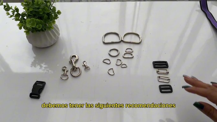 Seleccionar herrajes de calidad: Chapas, mosquetones, argollas, medialunas y tensores.