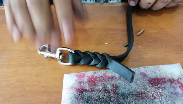 Retirada del exceso de cuero y creación de una punta redonda (opcional).