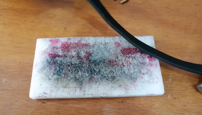 Perforación para el remache con saca bocados nº 5 y colocación del remache nº 41.