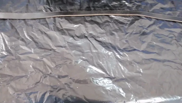 Aplicación del pigmento negro mate con esponja.